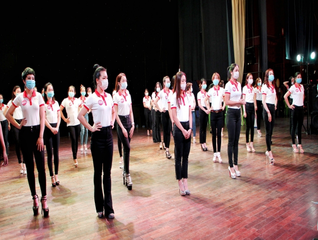 Thách thức BTC,  HLV Catwalk trong tập luyện giữ khoảng cách 1,8m trong đợt dịch COVID